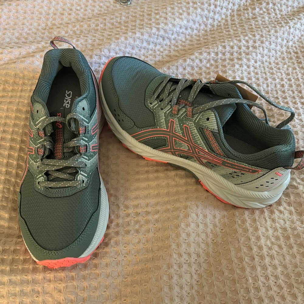 NWT Gel venture 9 ASICS sneakers